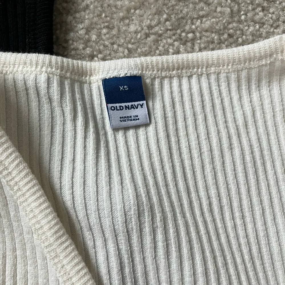 Bundle of Two Old Navy Ribbed V-Neck Tank Top - Black and Cream Size XS NWT - Picture 4 of 8